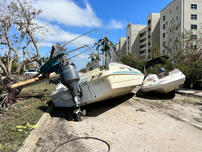 En Bonita Springs, varios botes terminaron en el pavimento tras el paso del huracán Ian.&nbsp;