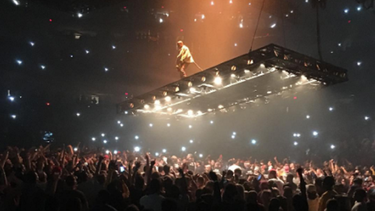 El rapero Kanye West en un concierto en tarima flotante.
