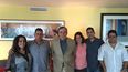 Equipo de Voces de Cuba con su entrevistado Carlos Alberto Montaner. 