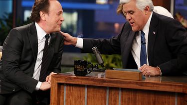 Jay Leno, (derecha), y su invitado especial de la noche, Billy Crystal, en el último programa “The Tonight Show del conductor y comediante, en Burbank, California.(Photo by Matt Sayles/Invision/AP)