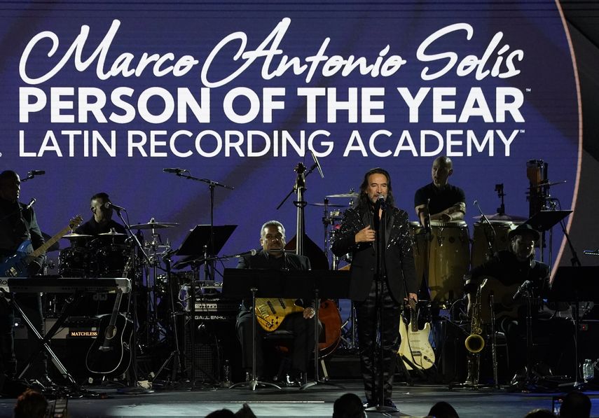 Marco Antonio Solís recibe el premio a la Persona del Año en la gala en su honor en la Arena Mandalay Bay Michelob Ultra el 16 de noviembre de 2022 en Las Vegas.