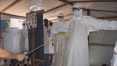 Fotografía de archivo distribuida que muestra a trabajadores santariosdurante el protocolo de desinfección en un centro de aislamiento (Foto de EFE)