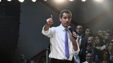 Guaid&oacute; en Miami: Al dictador y sus c&oacute;mplices: est&aacute;n solos, Venezuela resisti&oacute;. Tenemos una estrategia y el apoyo del mundo. Tienen la posibilidad de dejarnos en paz y tomar la salida. Pero si no lo hacen, tambi&eacute;n habr&aacute; salida y fuerza para avanzar.&nbsp;