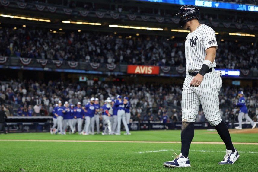 Aaron Judge #99 de los Yankees de Nueva York abandona el campo después de que los Azulejos de Toronto derrotaran a los Yankees en el cuarto juego de la Serie Divisional de la Liga Americana en el Yankee Stadium el 8 de octubre de 2025 en la ciudad de Nueva York.&nbsp;