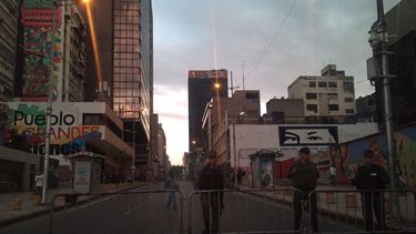 Efectivos militares restringen el paso cerca del Parlamento Nacional.&nbsp;