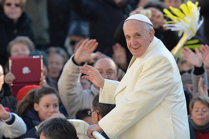 El papa Francisco saluda a los fieles durante su audiencia general semanal, en la Plaza de San Pedro en la Ciudad del Vaticano. EFE/Ettore Ferrari