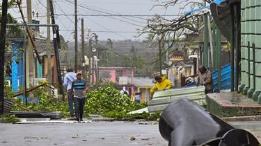 Destrozos causados en una calle de Cuba tras el paso de Ian. 