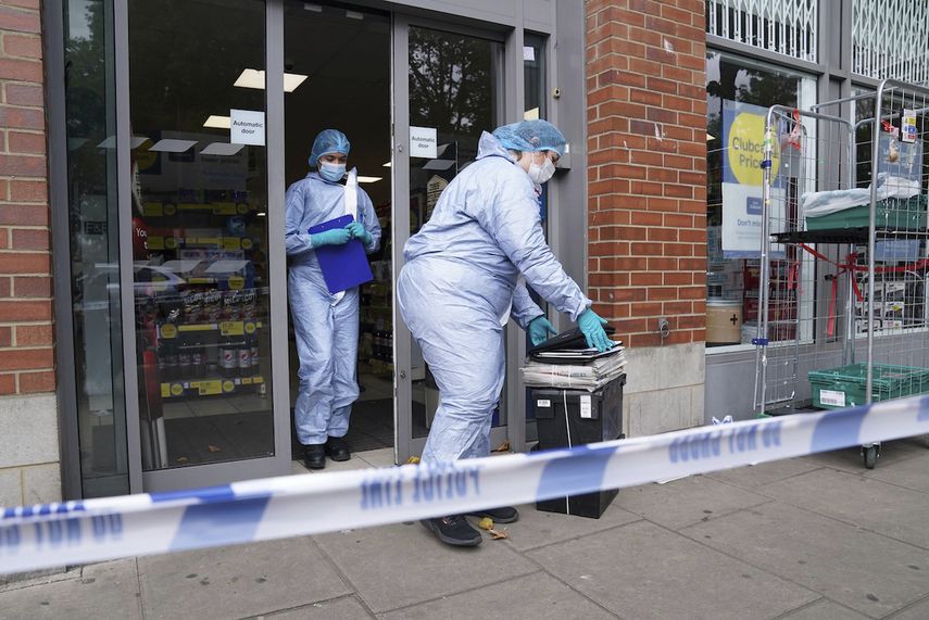 Policías en trajes forenses trabajan en las afueras de un supermercado en el oeste de Londres el 26 de agosto del 2021 en el que un hombre inyectó sangre a varios productos alimenticios. El hombre fue arrestado y compareció en la corte el viernes, 27 de agosto, por cargos de contaminar comida.&nbsp;