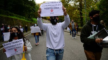 Gente alza pancartas en apoyo al sector hotelero en Pamplona, España, miércoles 21 de octubre de 2020.&nbsp;