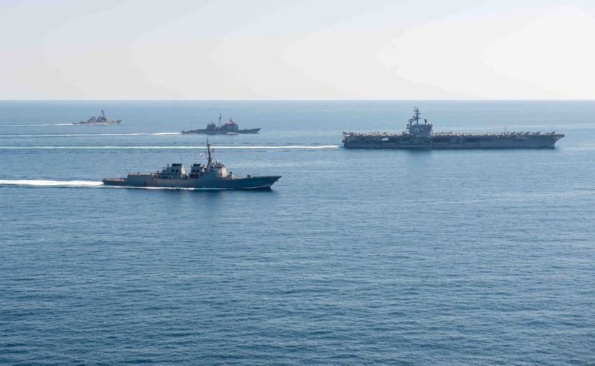 El portaaviones de propulsión nuclear USS Ronald Reagan de la Marina de los Estados Unidos (R) y a barcos de guerra surcoreanos durante un ejercicio naval combinado entre Estados Unidos y Corea del Sur en la costa este de Corea del Sur.