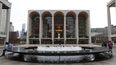 En esta foto del 12 de marzo del 2020, unas pocas personas en la Plaza Josie Robertson frente a la &Oacute;pera Metropolitana en el Lincoln Center de Nueva York.&nbsp;