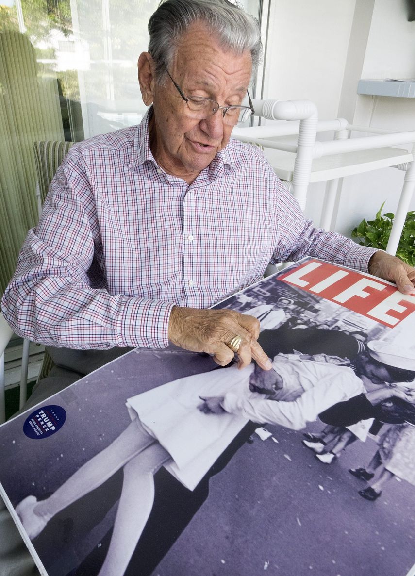 La madre de Carl Muscarello reconoció una marca de nacimiento en la mano derecha de su hijo cuando vio la foto publicada en la portada de la revista Life.