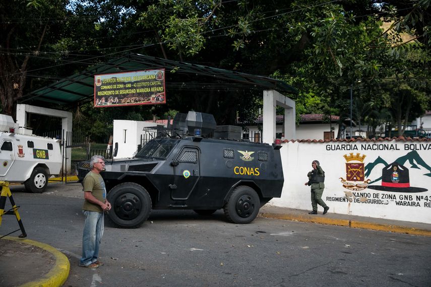 Vista externa del comando de la Guardia Nacional Bolivariana donde personas se manifiestan en Caracas, luego de que se había rebelado un grupo de efectivos de la GNB.