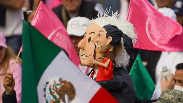 Manifestantes portan muñecos con la imagen del presidente de México, Andrés Manuel López Obrador, y de la candidata presidencial, Claudia Sheinbaum, durante una marcha en Ciudad de México.