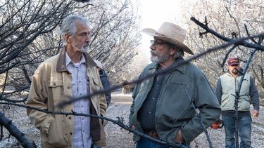 En esta imagen proporcionada por Momentum Pictures, David Strathairn, a la izquierda, y Edward James Olmos en una escena de The Devil Has a Name, una película sobre codicia corporativa dirigida por Olmos.