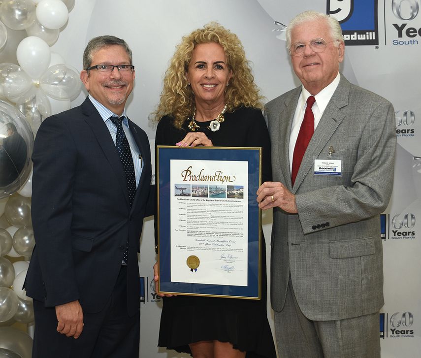 David Landsberg, presidente y CEO de Goodwill (izq.) recibe una proclama del Condado Miami-Dade, junto a Tomás Erbun, presidente de la Junta de Directores.&nbsp;