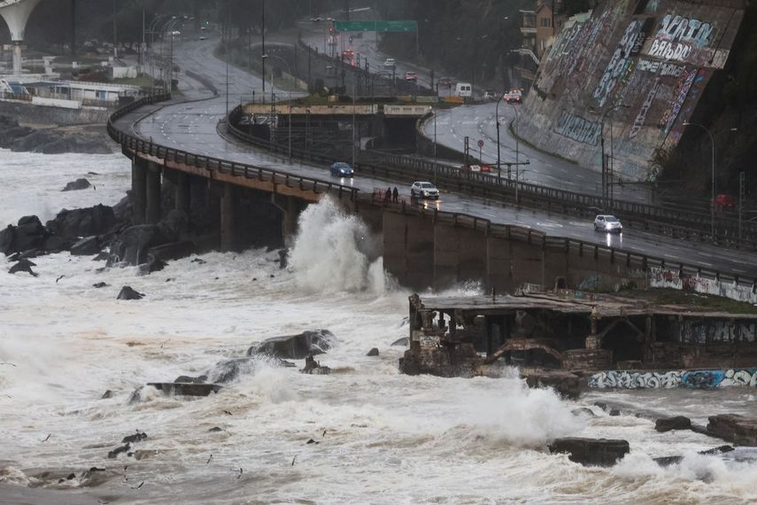 Fuertes olas azotan la costa de Viña del Mar, en la región de Valparaíso (Chile), el 17 de julio de 2026. Tres personas fallecieron y 76 resultaron afectadas por una tormenta con fuertes lluvias, marejadas y vientos que impacta a 10 de las 16 regiones del país, según informó el gobierno.