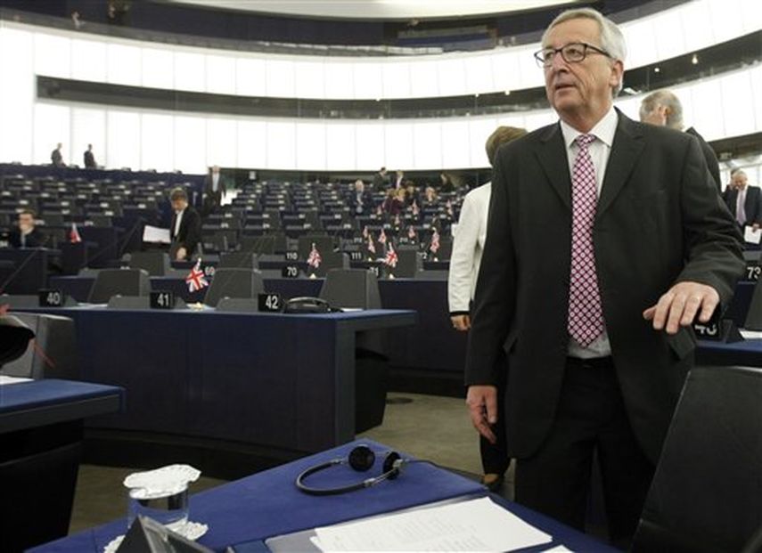 Presidente de la Comisión Europea, Jean-Claude Juncker, arriba al Parlamento Europeo en Estrasburgo, Fracia, el 26 de noviembre de 2014 para dar un informe. (AP)