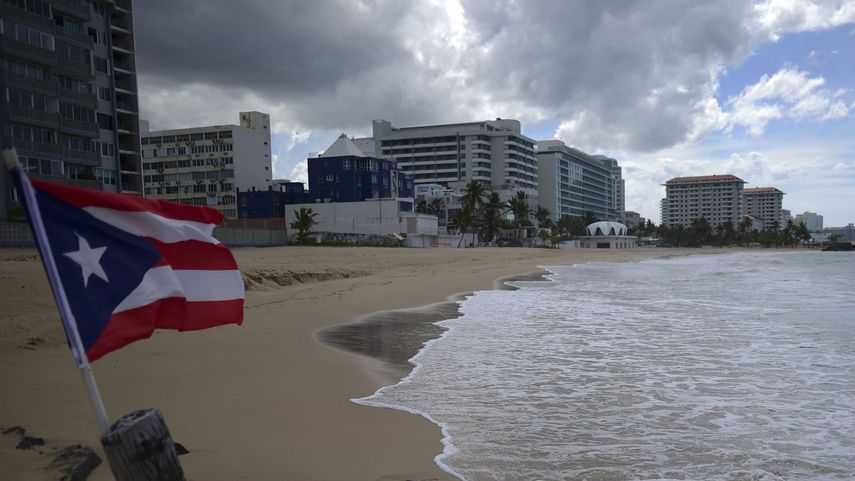 Fotograf&iacute;a de mayo de 2020 de una bandera en una playa de Puerto Rico.