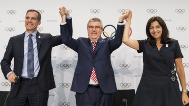 El alcalde de Los Ángeles, Eric Garcetti (izquierda), el presidente del Comité Olímpico Internacional, Thomas Bach (centro) y la alcaldesa de París, Anne Hidalgo (derecha) durante una conferencia de prensa tras la Sesión Extraordinaria del Comité Olímpico Internacional.