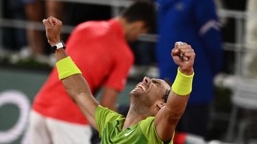 El español Rafael Nadal festeja tras vencer al serbio Novak Djokovic en el Roland Garros