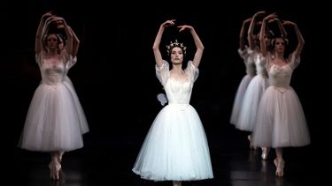 En esta foto de archivo tomada el 30 de enero de 2020, los bailarines de la Ópera de París actúan en el Palais Garnier durante un ensayo general de Giselle.