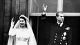 En esta foto del 20 de noviembre de 1947, la princesa Isabel de Gran Breta&ntilde;a y el pr&iacute;ncipe Felipe saludan a la multitud el d&iacute;a de su boda, desde el balc&oacute;n del Palacio de Buckingham en Londres. Felipe cumple 99 a&ntilde;os el mi&eacute;rcoles 10 de junio del 2020.