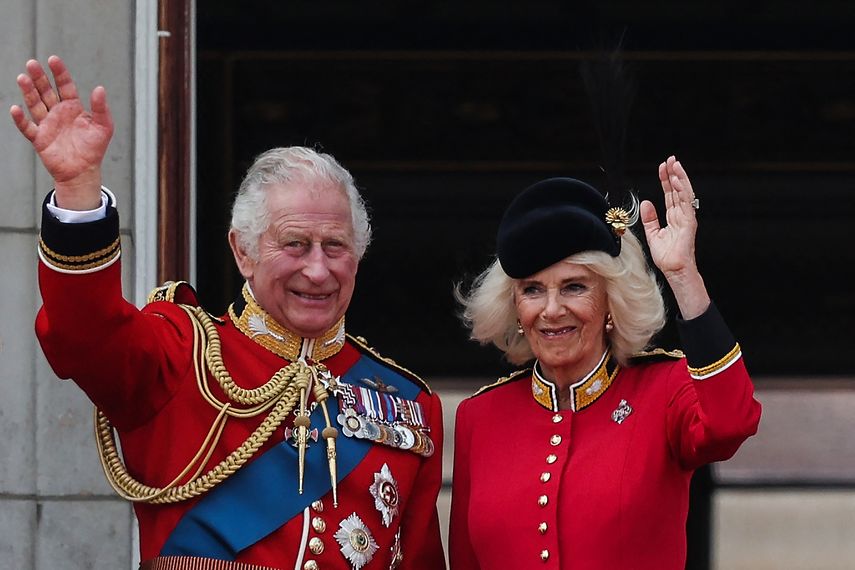 El rey Carlos III de Gran Bretaña y la reina Camila saludan desde el balcón del Palacio de Buckingham después de asistir al desfile del cumpleaños del rey, 'Trooping the Colour', en Londres el 17 de junio de 2023.   
