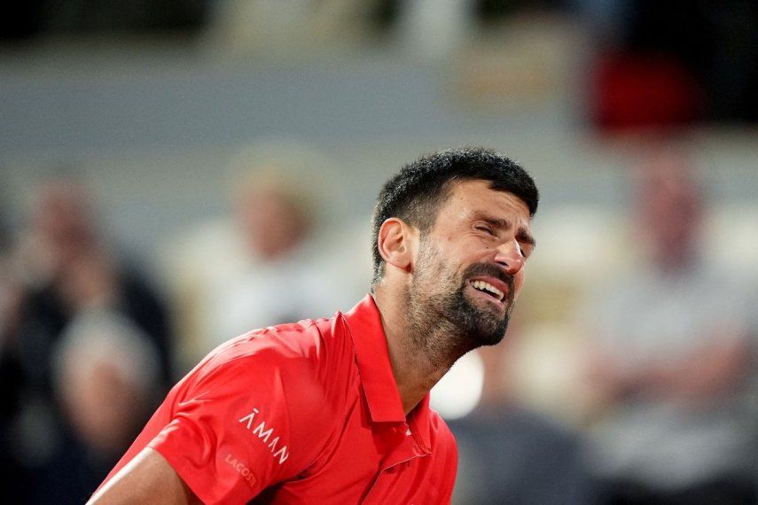 El serbio Novak Djokovic reacciona durante su partido de semifinales individual masculino contra el italiano Jannik Sinner en el día 13 del torneo de tenis Abierto de Francia en la cancha Philippe-Chatrier en el Complejo Roland-Garros en París el 6 de junio de 2025.