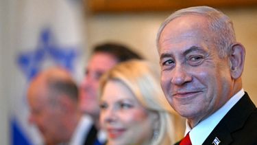 El primer ministro israelí, Benjamin Netanyahu, se reúne con el presidente estadounidense Donald Trump, quien permanece en la sombra, en la Sala Azul de la Casa Blanca en Washington, D.C., el 7 de julio de 2025