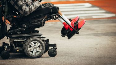 Una persona se moviliza en una silla de ruedas motorizada.