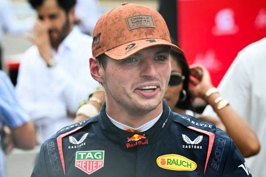 El piloto holandés de Red Bull Racing, Max Verstappen, sube al podio tras ganar el esprint de Fórmula 1 de Estados Unidos en el Circuito de las Américas en Austin, Texas, el 18 de octubre de 2025.&nbsp;
