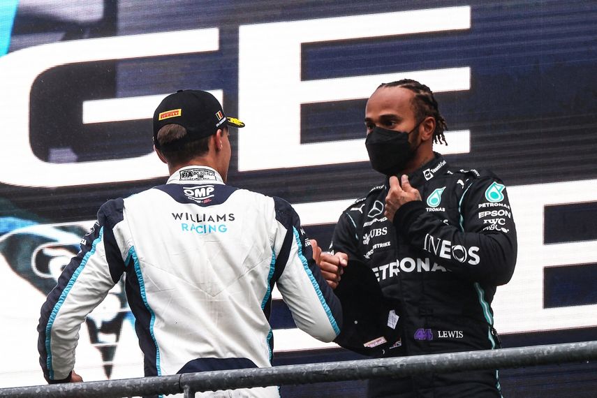 El piloto británico de Mercedes Lewis Hamilton reacciona con el piloto británico de Williams, George Russell en el podio después del Gran Premio de Bélgica de Fórmula 1 en el circuito de Spa-Francorchamps &nbsp;