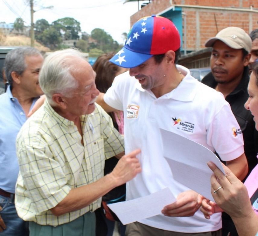 El gobernador del Estado Miranda, Henrique Capriles, durante una asamblea popular en uno de los municipios que gobierna (CORTESÍA. Lenin Morales)