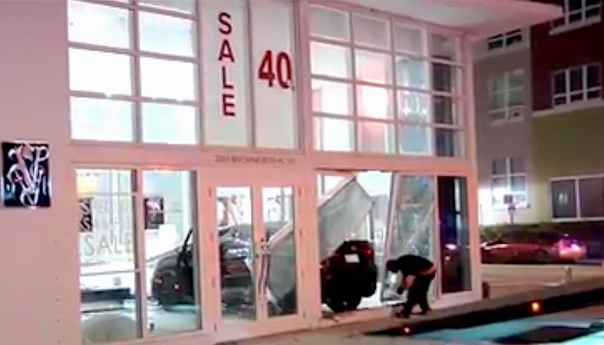 Fachada del negocio que fue impactado por un vehículo en horas de la madruada del domingo.