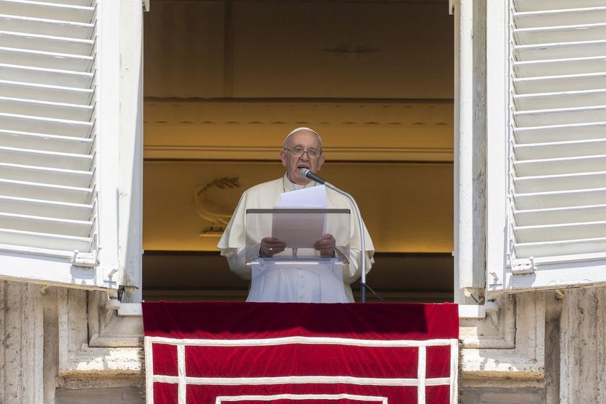 El papa Francisco en su balcón sobre la Plaza de San Pedro en el Vaticano el 22 de mayo del 2022.&nbsp;