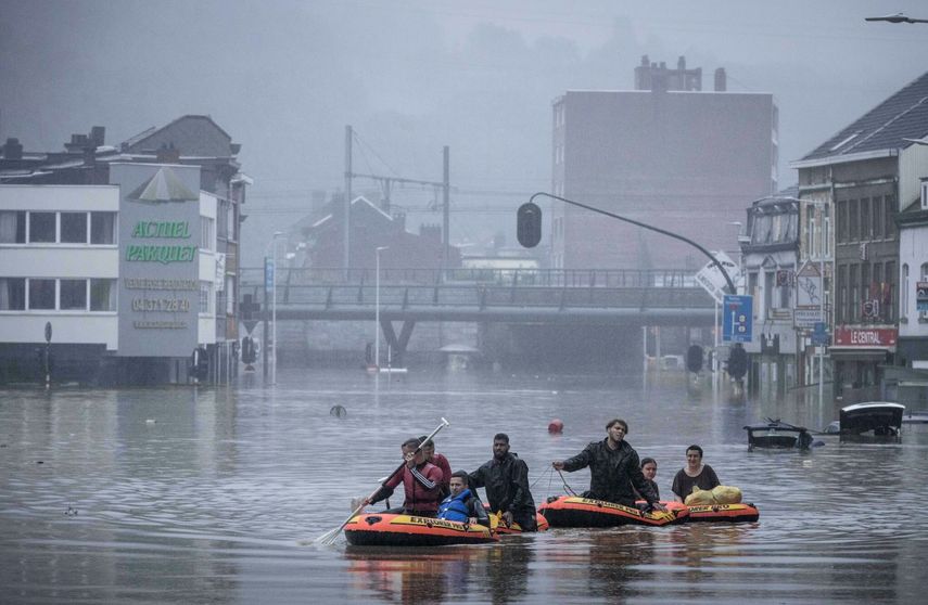 Un grupo de personas usa unas balsas de goma para trasladarse luego de las inundaciones registradas en Lieja, Bélgica.
