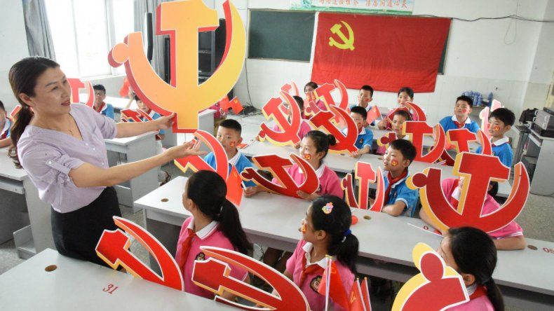 en-esta-foto-archivo-una-maestra-y-sus-alumnos-posan-emblemas-del-partido-comunista-una-clase-la-historia-del-partido-comunista-una-escuela-lianyungang-la-provincia-oriental-china-jiangsu-el-28-junio-2020-estados-unidos-dijo-el-16-julio-2020-todas-las-opciones-estaban-abiertas-presionar-china.jpg