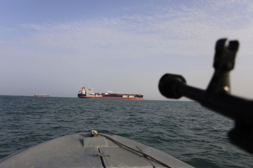 Fotograf&iacute;a del domingo 21 de julio de 2019 de una lancha motora de la Guardia Revolucionaria de Ir&aacute;n apuntando un arma hacia el barco petrolero con bandera brit&aacute;nica en el puerto iran&iacute; de Bandar Abbas.&nbsp;