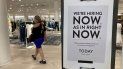Un letrero sobre la necesidad de empleados en una tienda Nordstrom en Coral Gables. Un letrero sobre la necesidad de empleados en una tienda Nordstrom en Coral Gables.