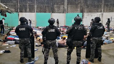 Foto divulgada por la Policía ecuatoriana de un operativo policial en la prisión de Bellavista en Santo Domingo de los Colorados, Ecuador, el 11 de mayo de 2022.