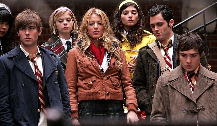 Escrito por el ex showrunner Josh Safran, el reboot tiene lugar ocho a&ntilde;os despu&eacute;s del cierre del sitio web que da nombre a la ficci&oacute;n y explorar&aacute; c&oacute;mo las redes sociales han cambiado el panorama de la escuela secundaria de Nueva York.