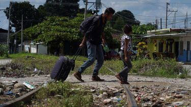 Los migrantes que forman parte de una caravana cruzan una vía de tren en Huixtla, estado de Chiapas, México, el martes 26 de octubre de 2021, en un día de descanso antes de continuar su viaje por el sur de México hasta la frontera con Estados Unidos.&nbsp;