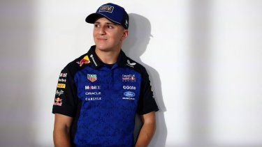 El piloto francés Isack Hadjar, de Red Bull, posa para una foto, el 15 de enero de 2026.