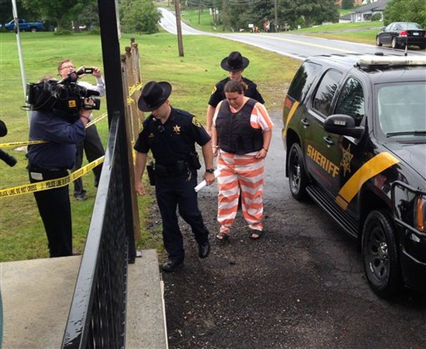 Policías del Condado Lawrence escoltan a la acusada Nicole Vaisey a una audiencia preliminar el jueves 21 de agosto de 2014, en Fowler, Nueva York ( Foto AP)