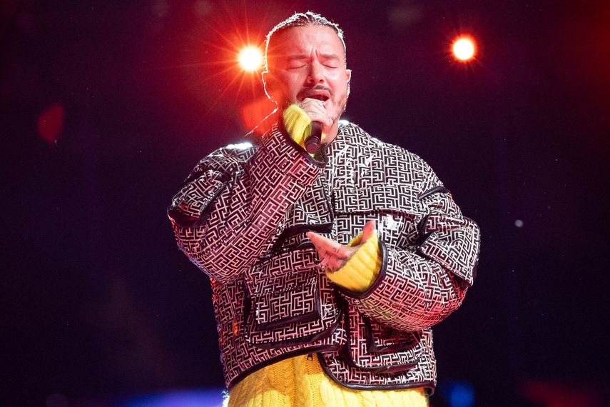 El cantante colombiano J Balvin se presenta en el escenario durante la grabación del concierto de recaudación de fondos Vax Live en el SoFi Stadium en Inglewood, California, el 2 de mayo de 2021.&nbsp;
