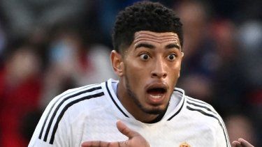 El centrocampista inglés #05 del Real Madrid Jude Bellingham reacciona a su tarjeta roja durante el partido de fútbol de la liga española entre CA Osasuna y Real Madrid CF en el Estadio El Sadar en Pamplona el 15 de febrero de 2025.&nbsp;