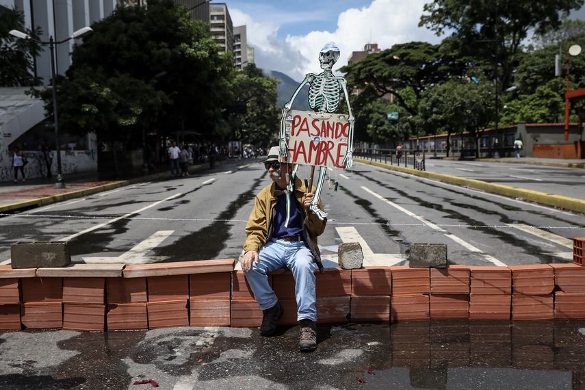 Pasadas las 12.00 hora local (16.00 GMT) comenzaron a formarse los bloqueos en las calles de Caracas, principalmente en las zonas del este de la ciudad conocidas por ser bastiones opositores y principales escenarios de las protestas.