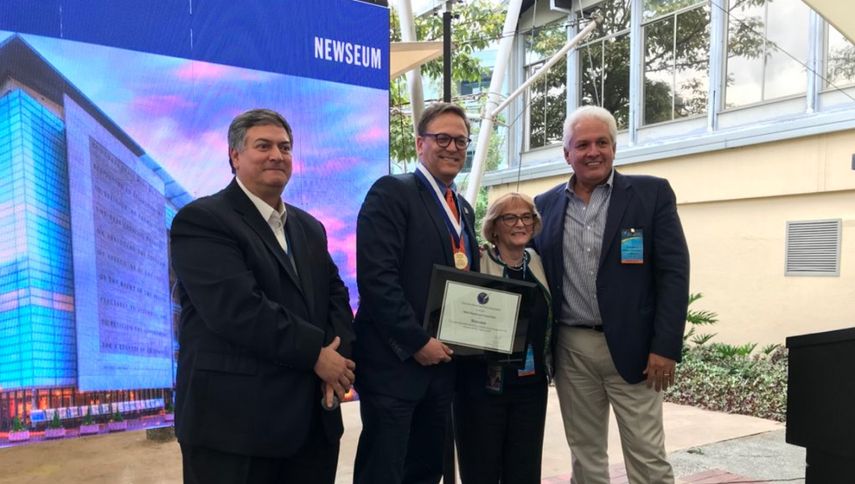 La SIP entrega el gran premio Chapultepec al Newseum de Washington. Recibió Scott Williams presidente del museo.