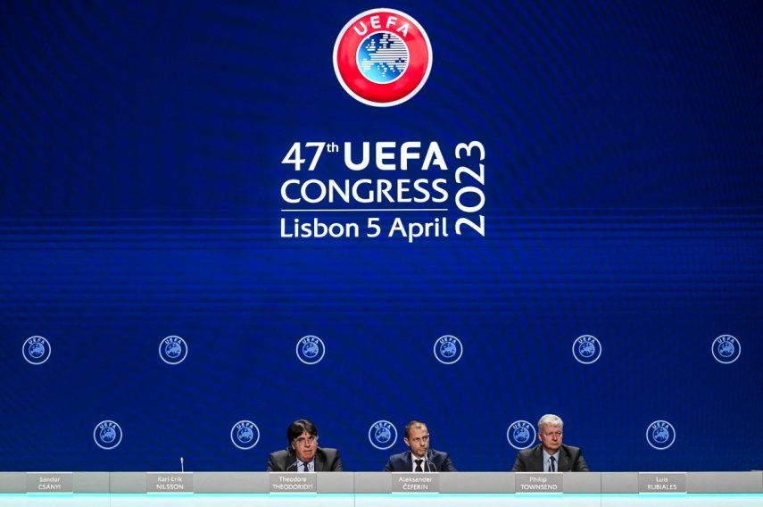 Ejecutivos de la UEFA, incluyendo a su presidente Alexander Caferin (centro), durante una rueda de prensa.